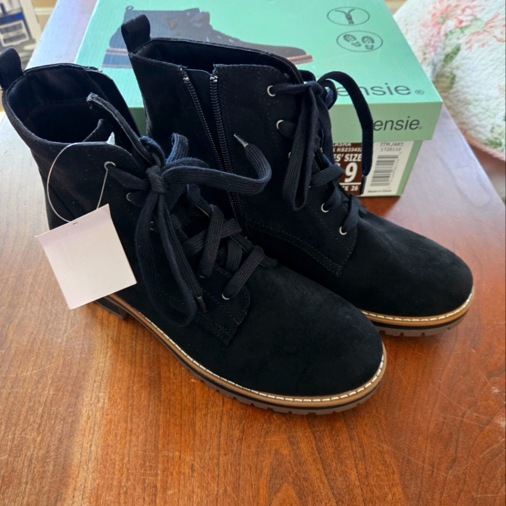 NWT Kenzie Black Boots